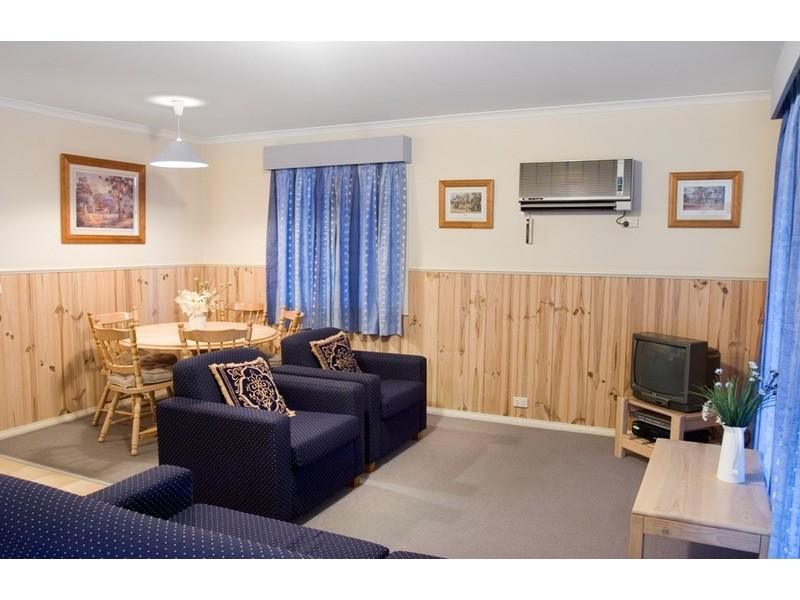 Unit 6 Tudor Village, Racecourse Rd, Bright VIC 3741