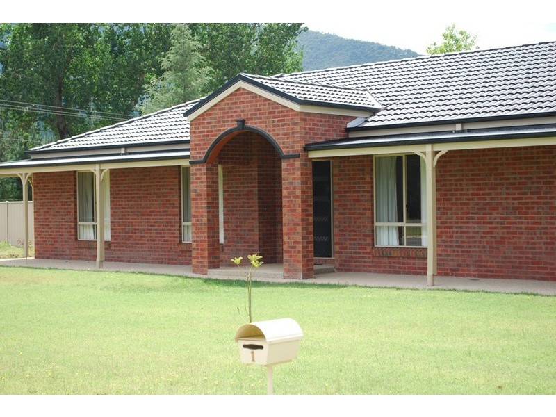 1 Paiano Lane, Bright VIC 3741