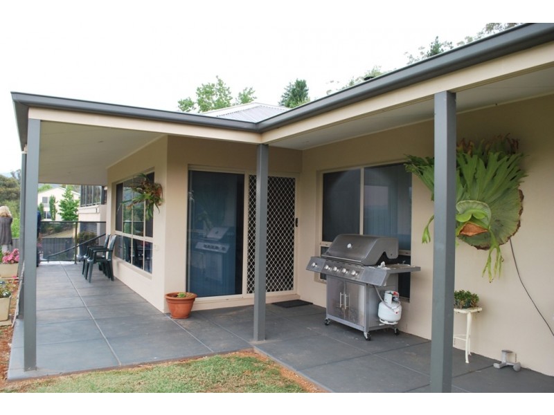 7 Rebecca Drive, Bright VIC 3741