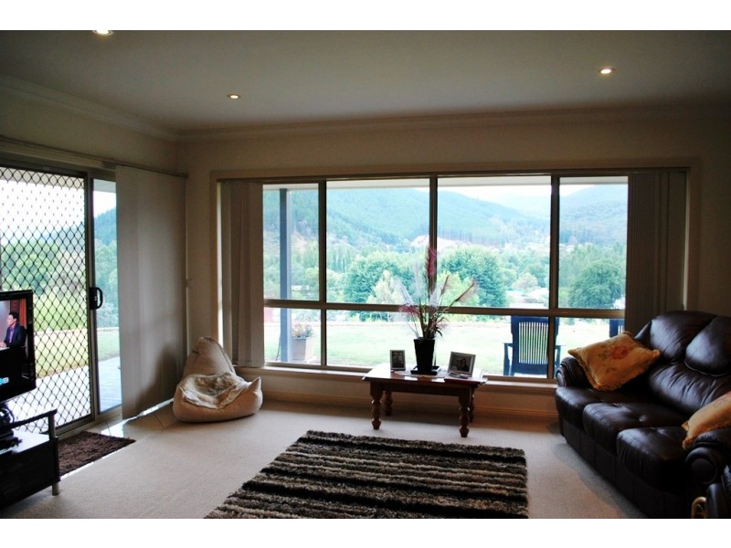 7 Rebecca Drive, Bright VIC 3741