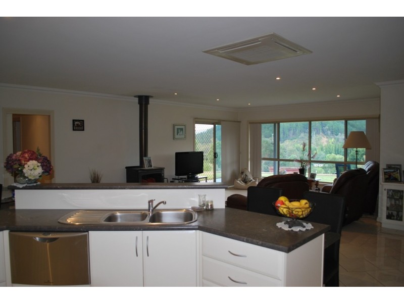 7 Rebecca Drive, Bright VIC 3741