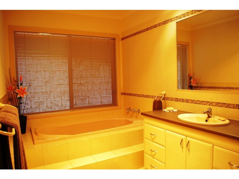 7 Rebecca Drive, Bright VIC 3741