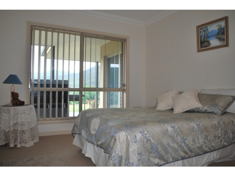 7 Rebecca Drive, Bright VIC 3741