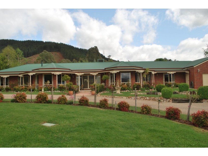 15 Walnut Grove, Bright VIC 3741