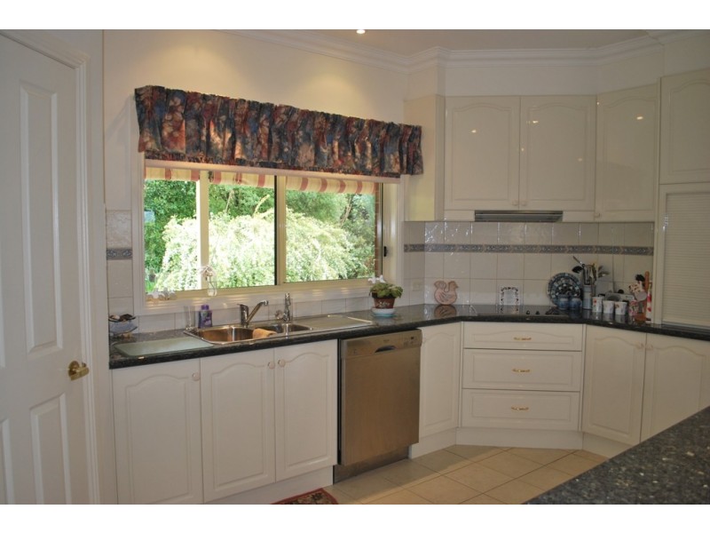 15 Walnut Grove, Bright VIC 3741