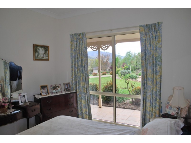 15 Walnut Grove, Bright VIC 3741