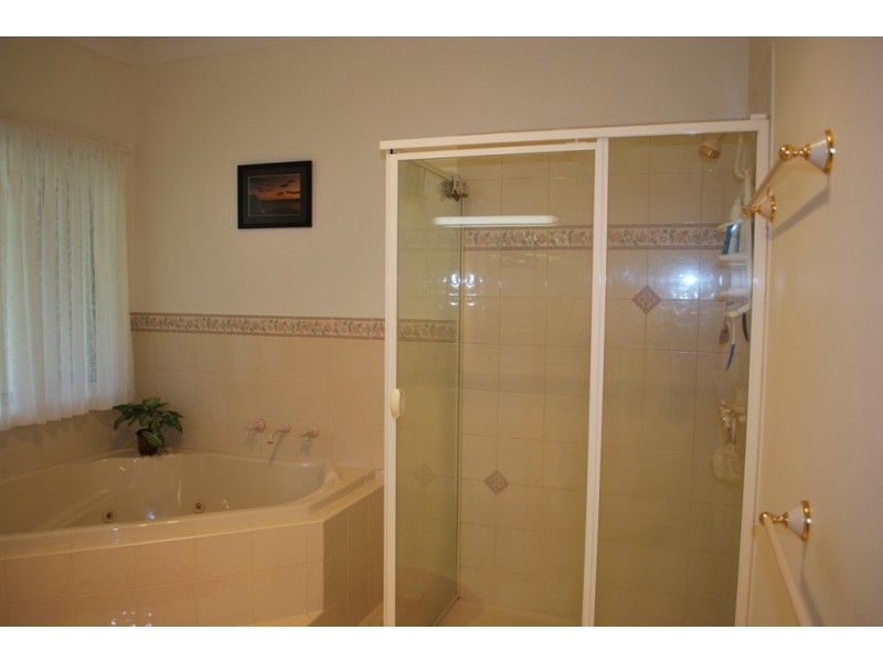 15 Walnut Grove, Bright VIC 3741