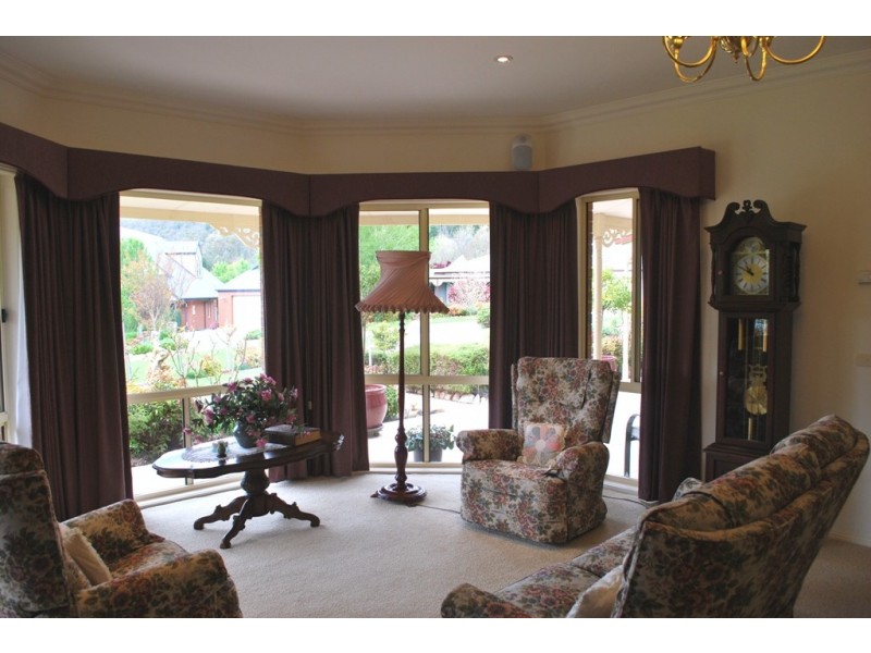 15 Walnut Grove, Bright VIC 3741