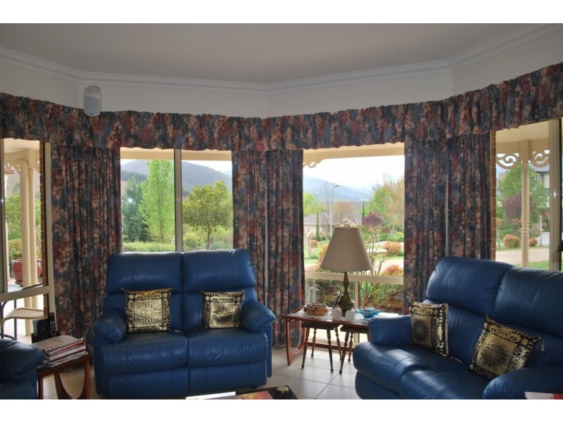 15 Walnut Grove, Bright VIC 3741