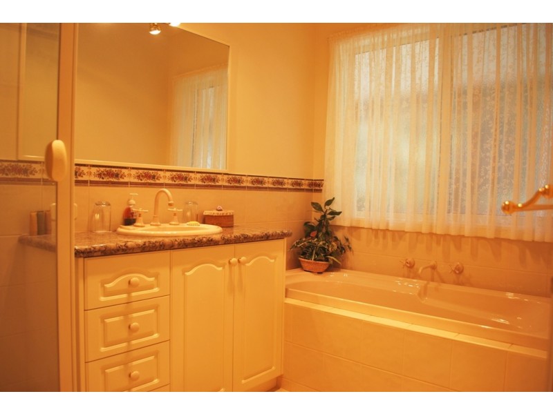 15 Walnut Grove, Bright VIC 3741