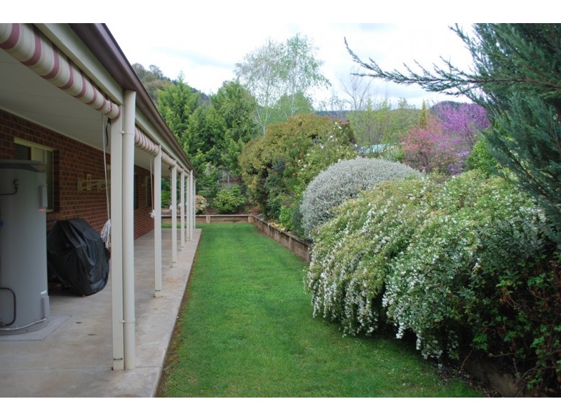 15 Walnut Grove, Bright VIC 3741