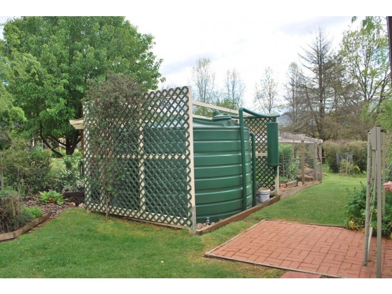 15 Walnut Grove, Bright VIC 3741