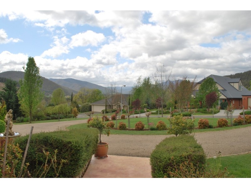 15 Walnut Grove, Bright VIC 3741