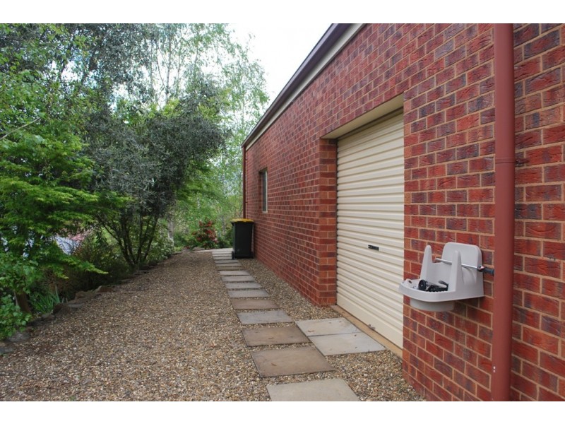 15 Walnut Grove, Bright VIC 3741