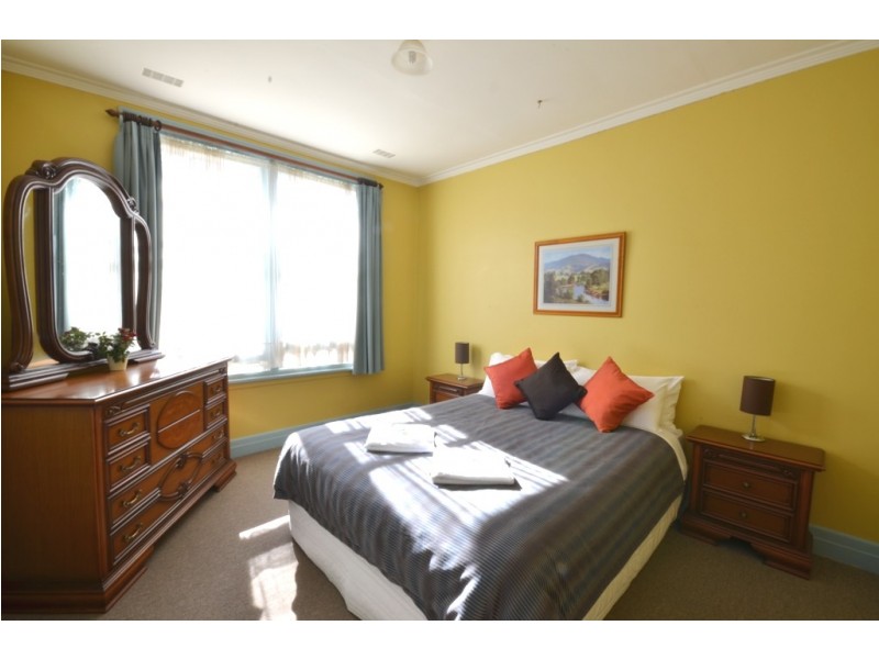 6 Wood St, Bright VIC 3741