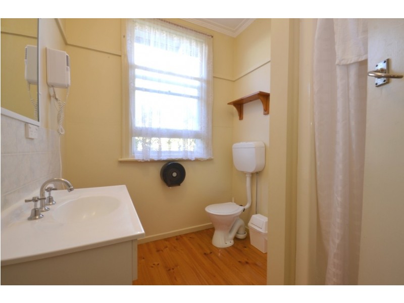 6 Wood St, Bright VIC 3741