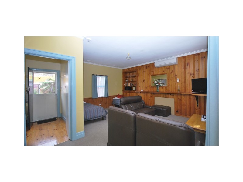 6 Wood St, Bright VIC 3741