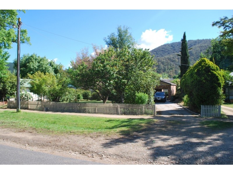 23 Delany Avenue, Bright VIC 3741