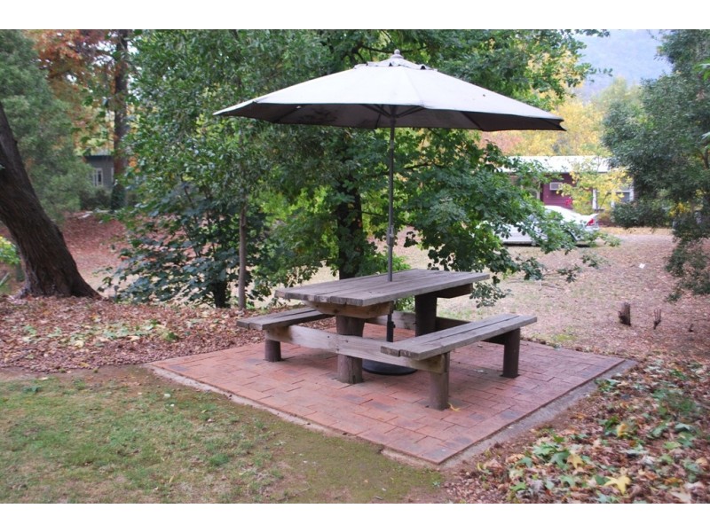 8 Wood Street, Bright VIC 3741