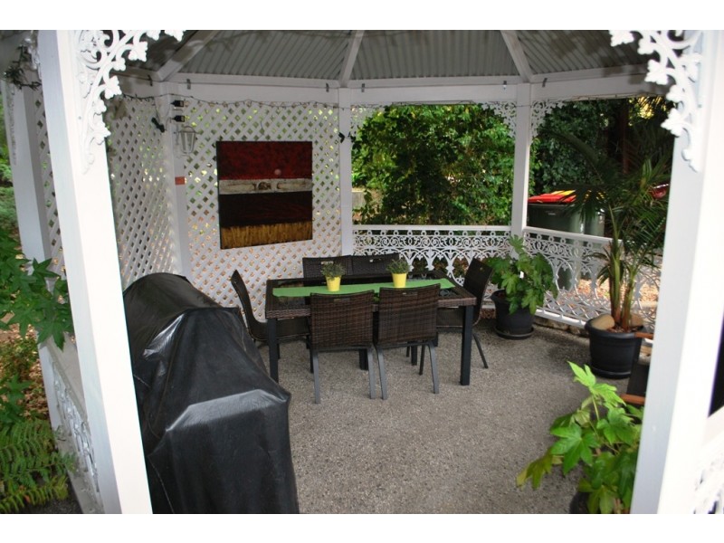 8 Wood Street, Bright VIC 3741