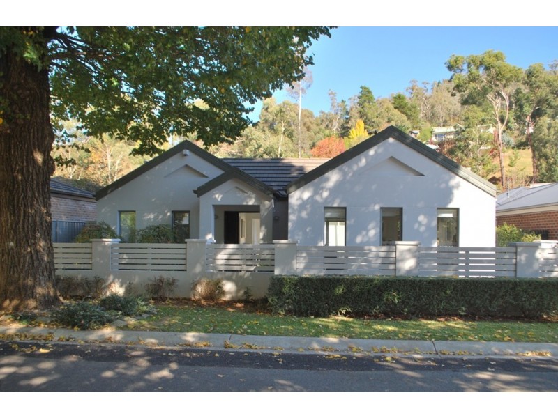 10 Kilfinan Crescent, Bright VIC 3741