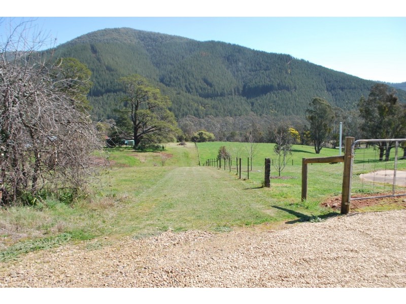 11 Shepheards Lane, Wandiligong VIC 3744