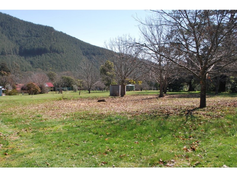 11 Shepheards Lane, Wandiligong VIC 3744