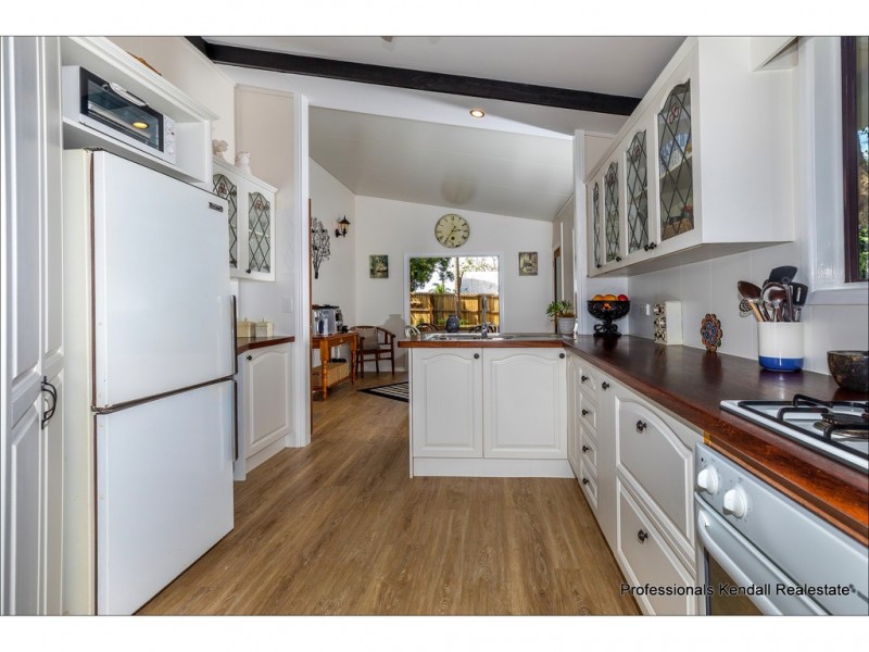 22 Beechmont Ave, Tamborine Mountain QLD 4272