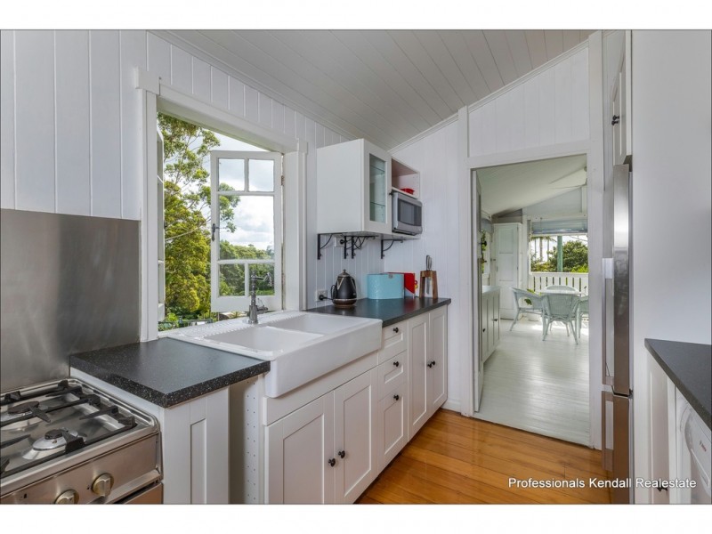 10 Demavend Drive, Tamborine Mountain QLD 4272