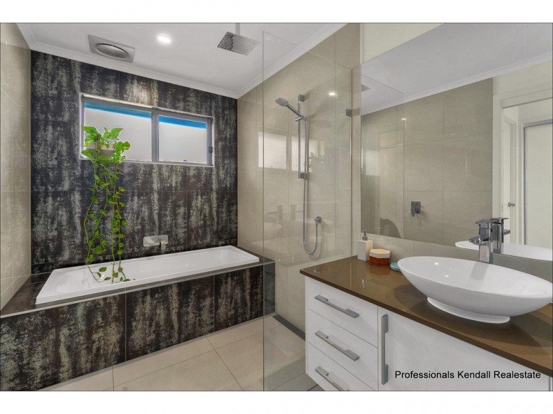 5 Charles Ave, Pimpama QLD 4209