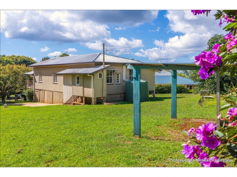 8 Golfers Crescent, Tamborine Mountain QLD 4272