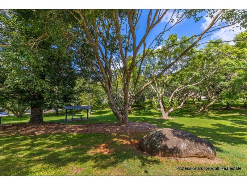 8 Golfers Crescent, Tamborine Mountain QLD 4272