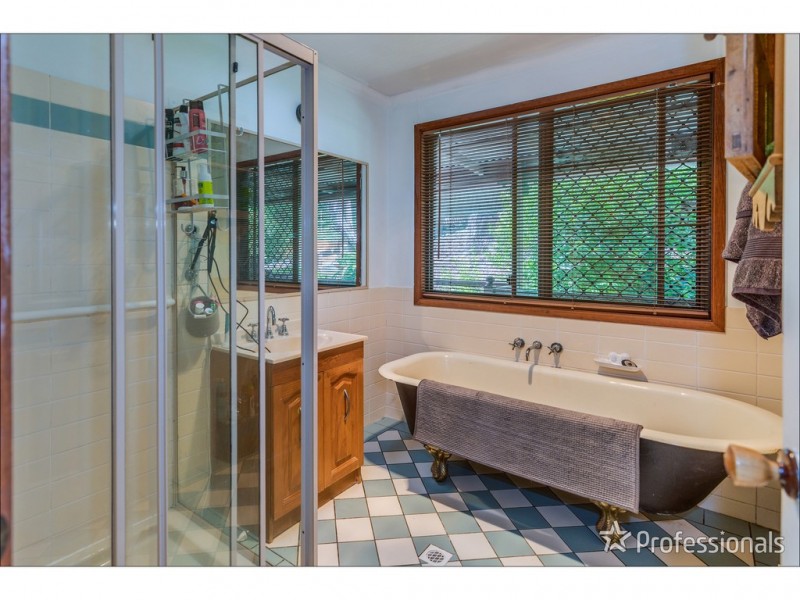 40 Kinabalu Drive, Tamborine Mountain QLD 4272