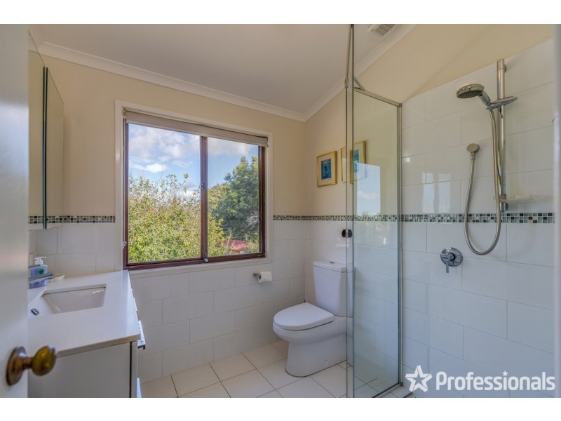 24 Griffith Street, Tamborine Mountain QLD 4272