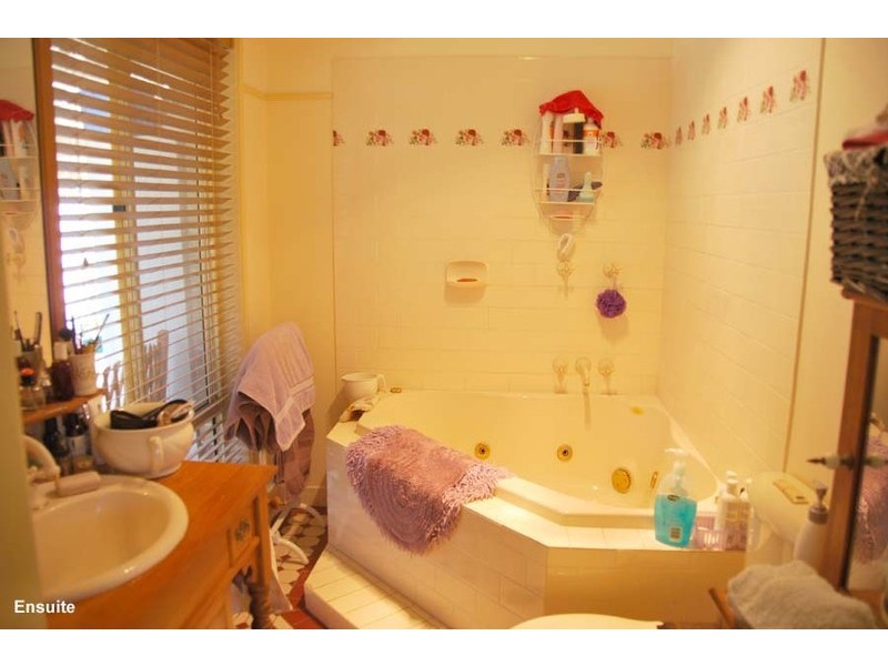 2 Bateke Road, Tamborine Mountain QLD 4272