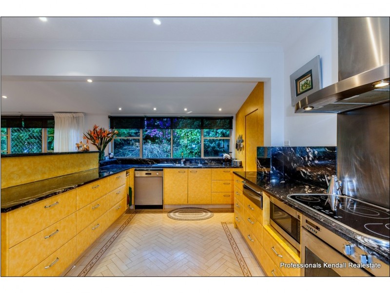 2 Beechmont Ave, Tamborine Mountain QLD 4272