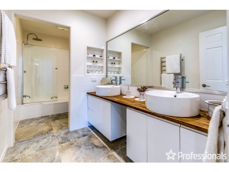 68-70 Siganto Street, Tamborine Mountain QLD 4272