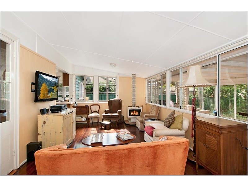 8 Beechmont Ave, Eagle Heights QLD 4271