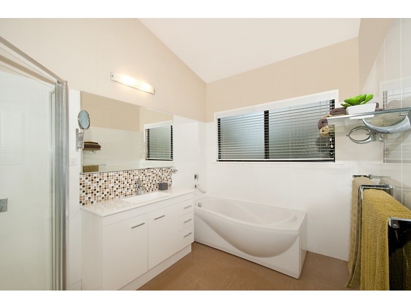 2 Freemont Drive, Tamborine Mountain QLD 4272