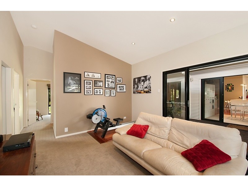 2 Freemont Drive, Tamborine Mountain QLD 4272