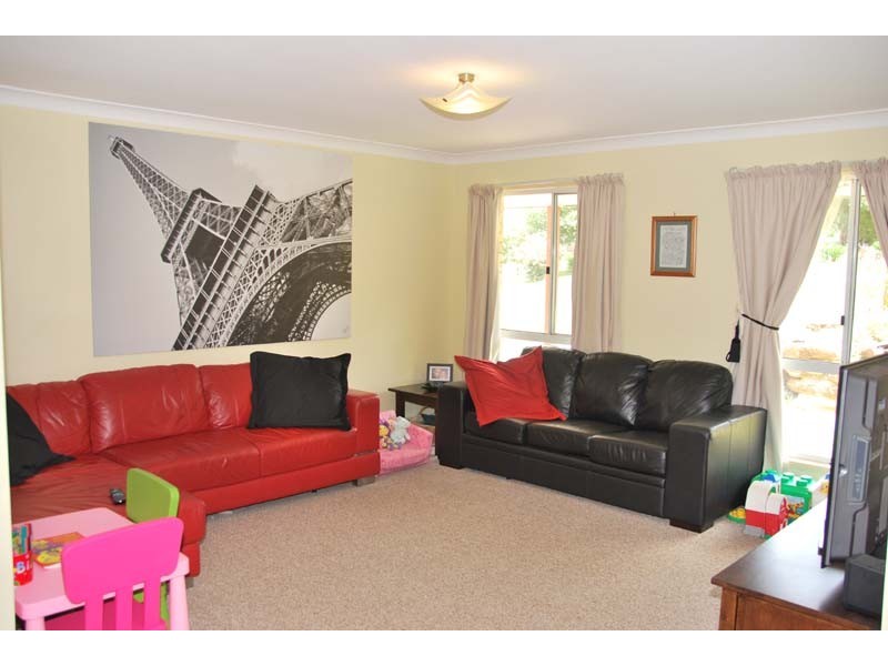 8 Lookout Parade, Tamborine Mountain QLD 4272