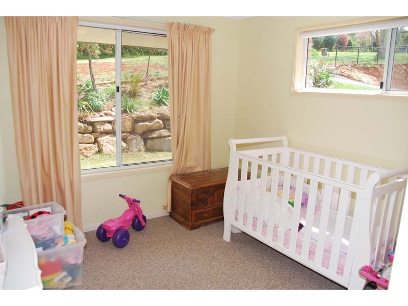 8 Lookout Parade, Tamborine Mountain QLD 4272