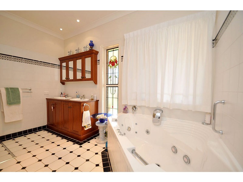 2 Sequoia Drive, North Tamborine QLD 4272