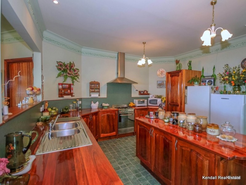 13 Eagles Retreat Place, Eagle Heights QLD 4271