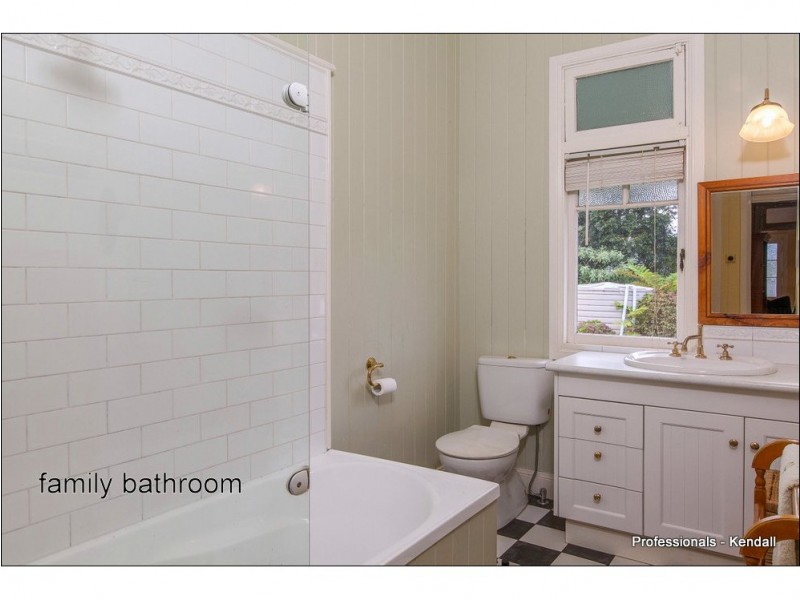 11 Holt Road, Tamborine Mountain QLD 4272