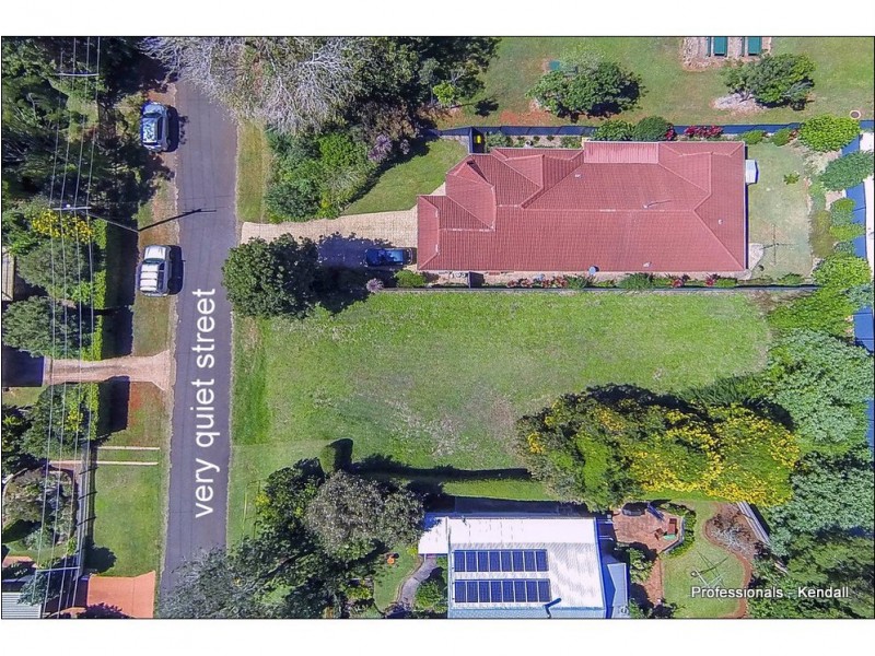 16 Stradbroke Ave, Tamborine Mountain QLD 4272