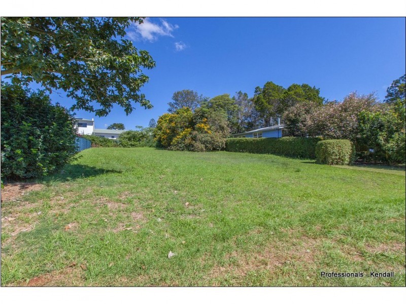 16 Stradbroke Ave, Tamborine Mountain QLD 4272