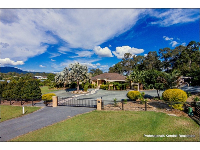 18 Racecourse Place, Tamborine QLD 4270