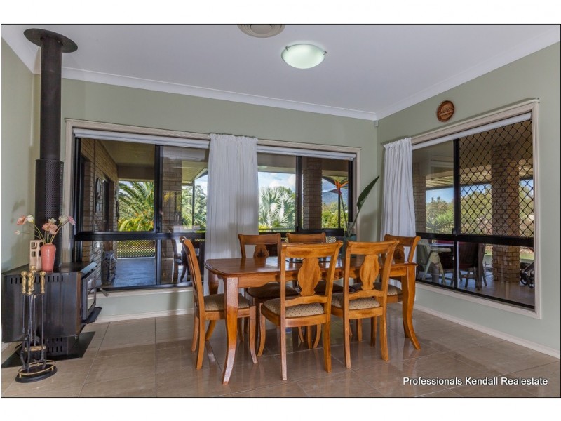 18 Racecourse Place, Tamborine QLD 4270