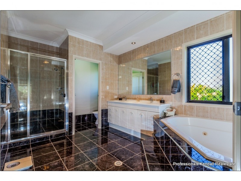 18 Racecourse Place, Tamborine QLD 4270